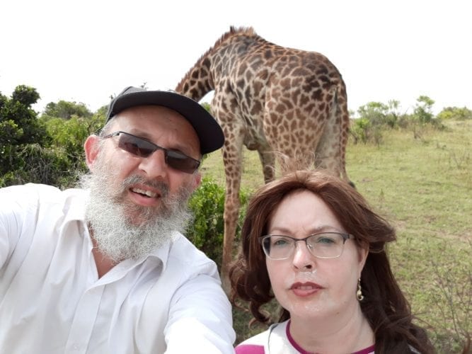 מטיילים נהנים בטיול ספארי באפריקה של חברת Kenya Kosher Travel